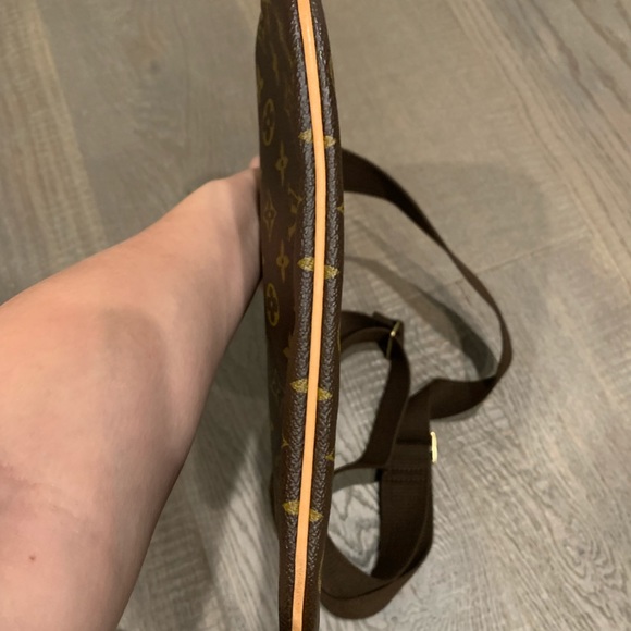 Louis Vuitton Crossbody - Picture 14 of 16